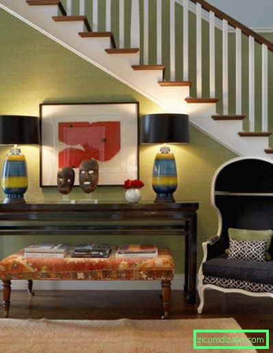 готик-црно-фотелја-и-страна-маса-под-скалила-поврзан-со-уникатен-декоративни-маса-светилки-исто така-зелено-ѕид-боја-боја-позадина