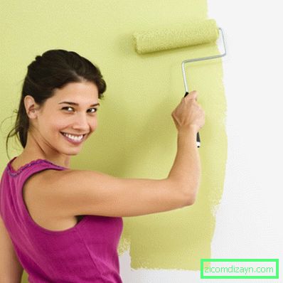 Убава насмеана жена слика внатрешен ѕид на дом со боја ролери.