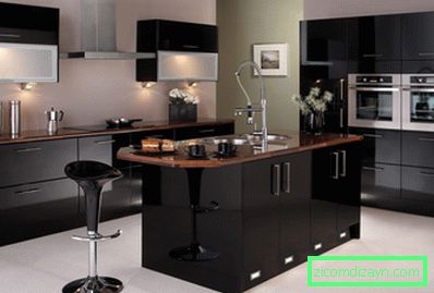 Класичен црна кујна Дизајн со бар стоеше и мијалник