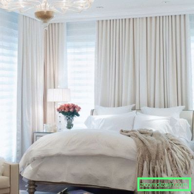 Спална соба-атмосфера-спална соба-декорација-со-удобно-бело-ќебе-и-перници-исто така-крем-фотелја-исто така-тепих-на-темно кафеава-под-комбинираат-со-долга крем-завеси- и-бело-разгранета-лустерот-одлично-см