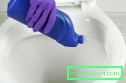 Чистење на тоалетот чинија со хемикалии